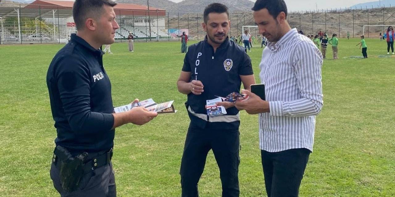 Üzümlü’de Polisler Bilgilendirme Faaliyetinde Bulundu