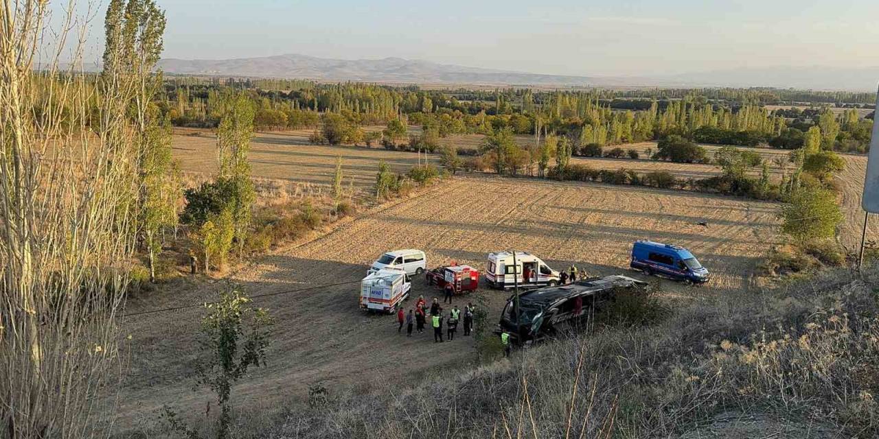 Şarampole Devrilen Yolcu Otobüsünde 21 Kişi Yaralandı