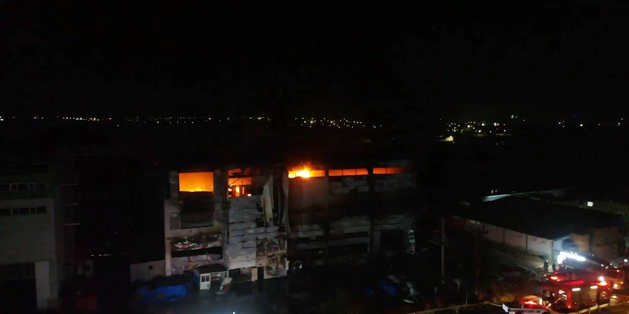Fabrika Yangını Havadan Görüntülendi