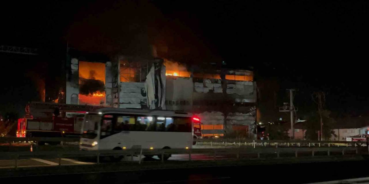 Fabrikada Çıkan Yangın Sürüyor: İçeriden Patlama Sesleri Geliyor