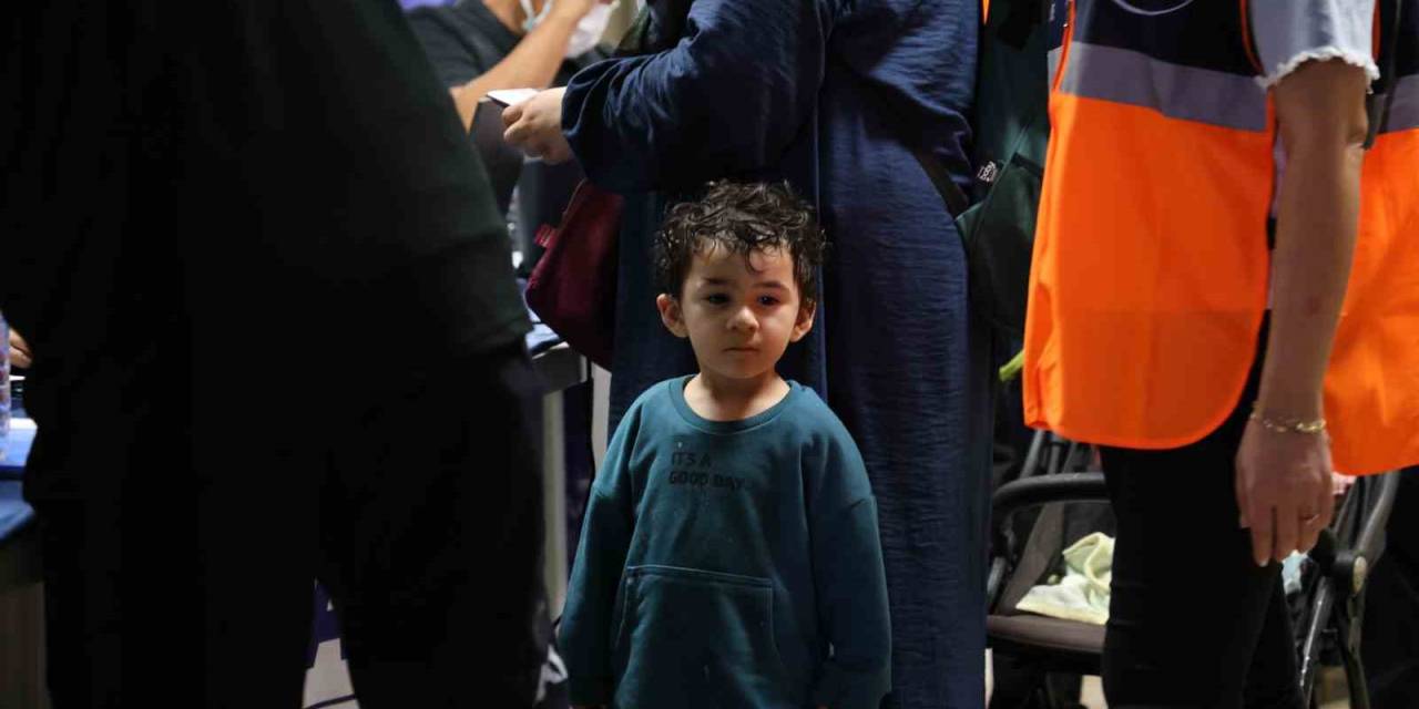 Lübnan’dan Tahliye Edilen Türk Vatandaşları Mersin’de Alkışlarla Karşılandı