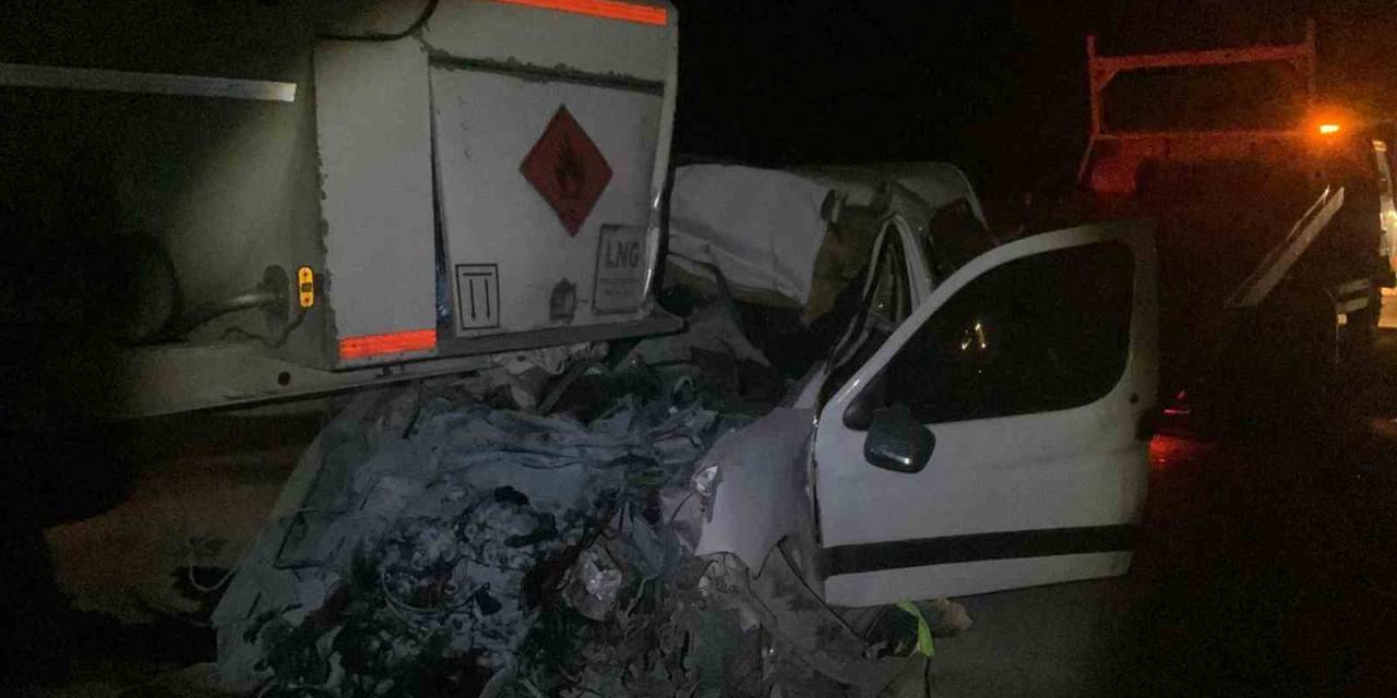 Hafi Ticari Araç, Yakıt Tankerine Ok Gibi Saplandı: 1 Ölü