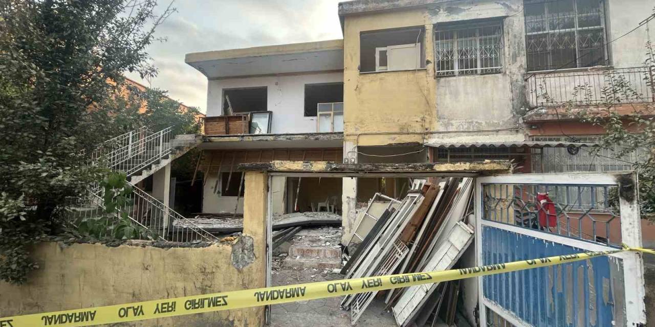 Hatay’da Hasarlı Evin Balkonu Çöktü: Baba Ve Oğlu Hayatını Kaybetti
