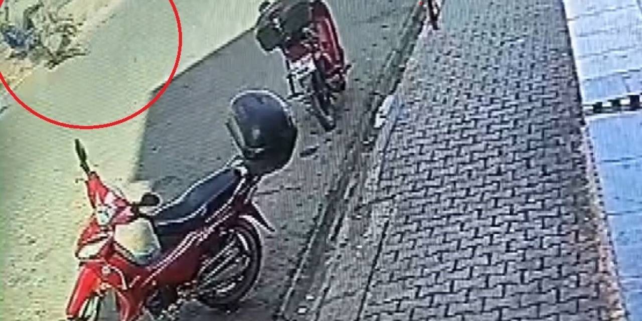 Motosikletin Çarptığı Yaşlı Adamın Savrulduğu Anlar Kamerada