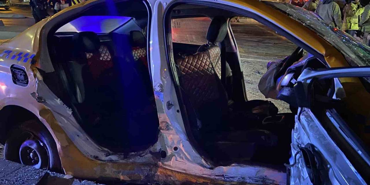Başakşehir’de Kırmızı Işık İhlali Yapan Taksi Otomobille Çarpıştı: 10 Yaralı
