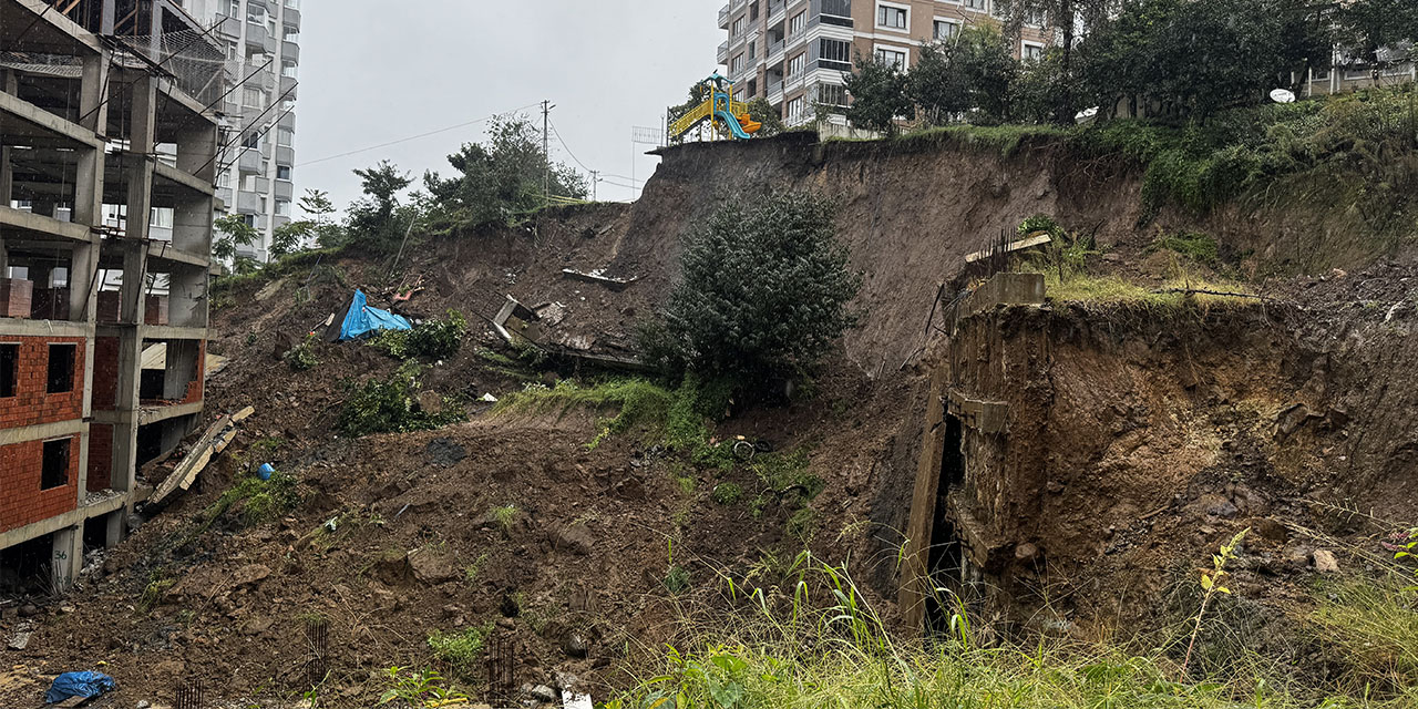 Rize'de toprak kayması sonucu çocuk parkı ve istinat duvarı zarar gördü