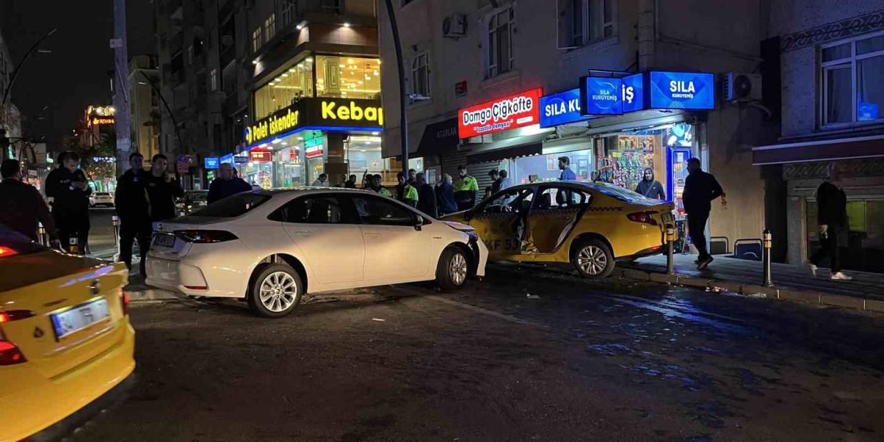 Küçükçekmece’de Otomobilin Taksiye Çarptığı Anlar Kamerada: 3 Yaralı