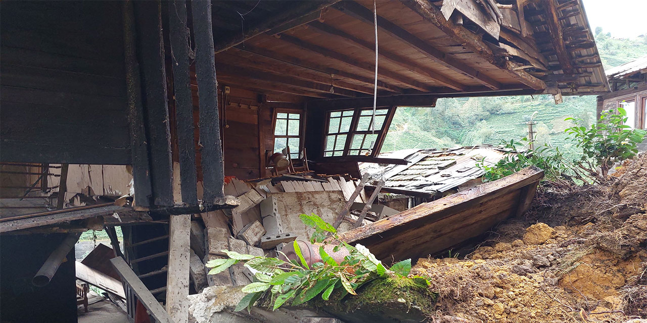 Rize'de asırlık ahşap ev heyelana yenik düştü