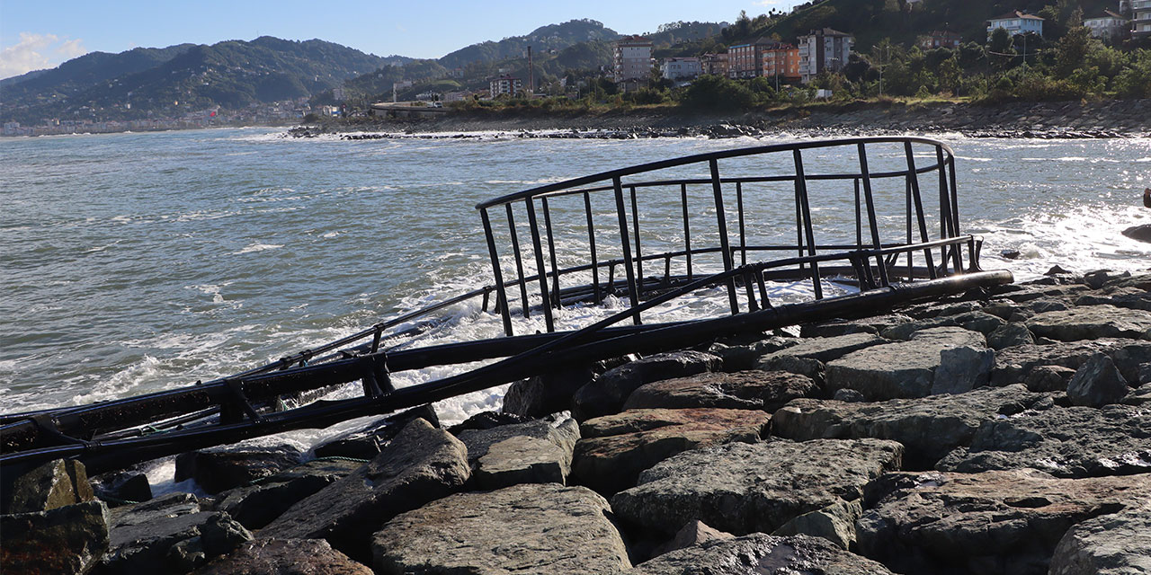 Rize'de denizde çıkan fırtına kafesleri karaya sürükledi