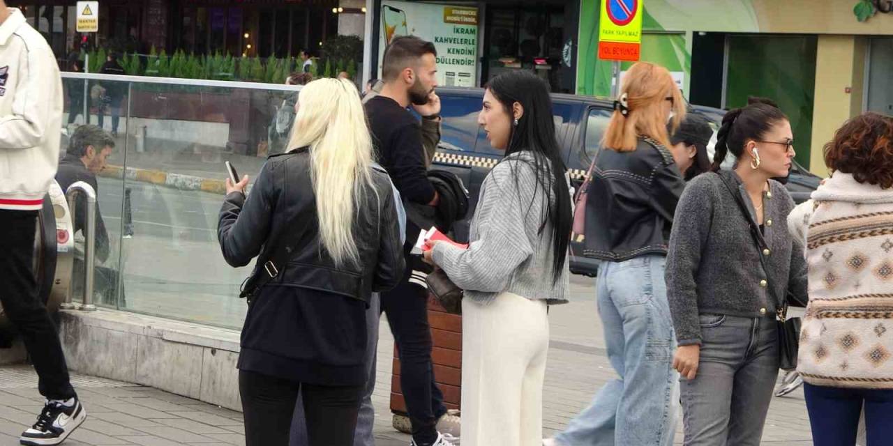 Taksim’de Türk Bayrağını Kullanarak Duygu Sömürüsü İle Vatandaşlardan Para Alan 3 Kadına Para Cezası