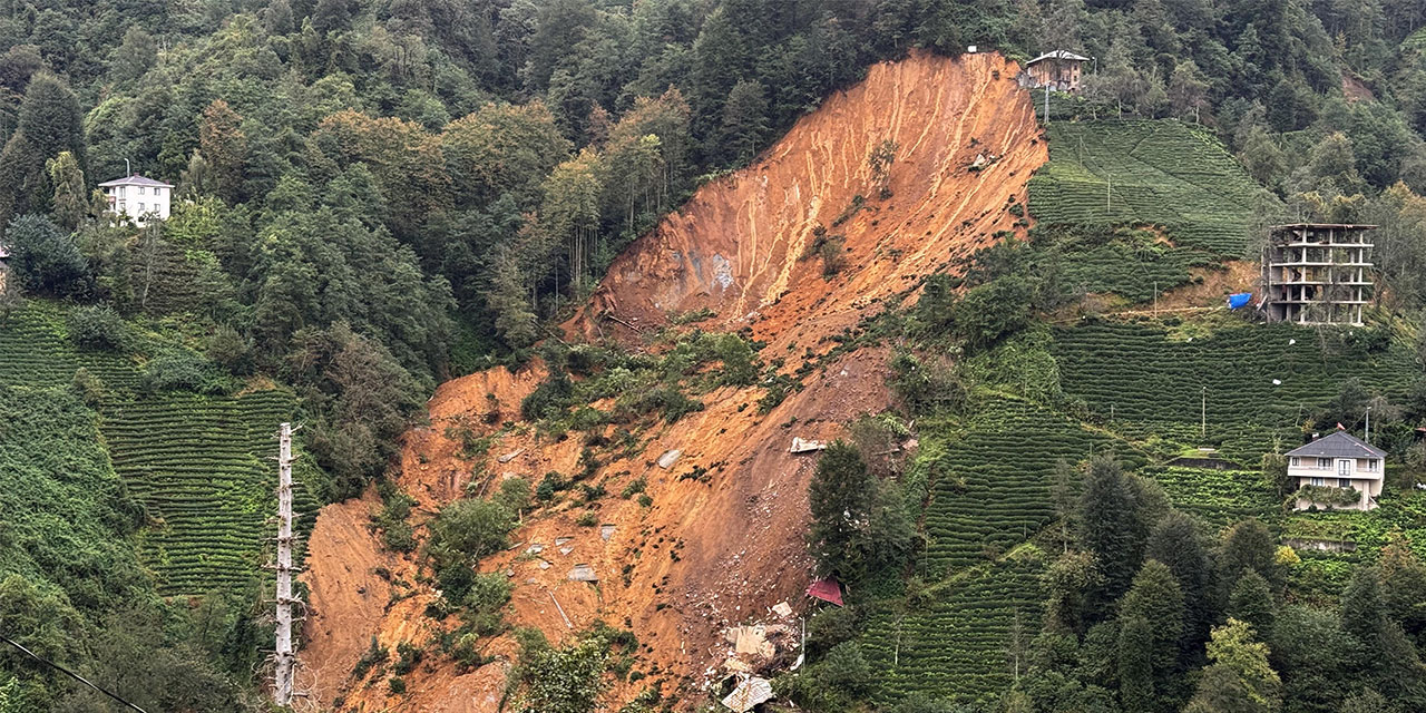 Rize'de toprak kayması: Heyelan 3 evi yıktı