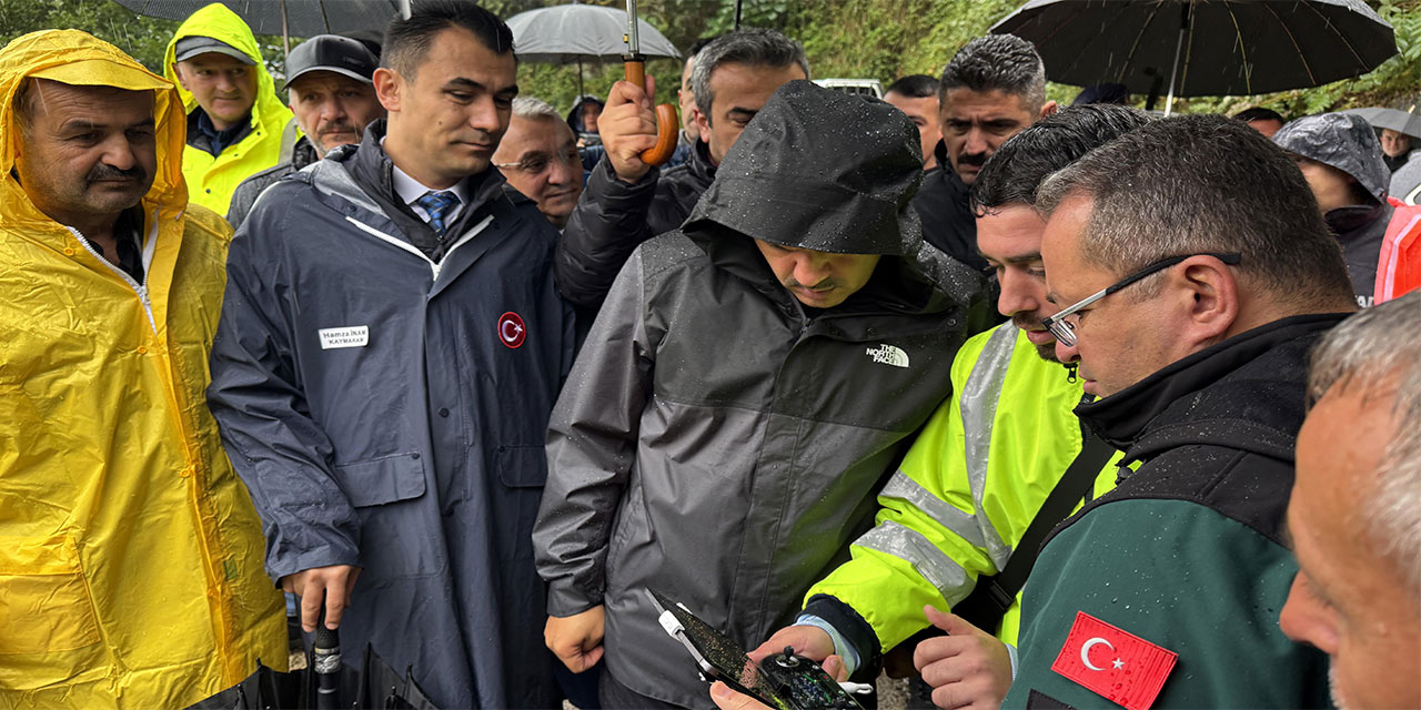 Rize Valisi Baydaş 2 evin toprak altında kaldığı heyelan bölgesinde incelemede bulundu