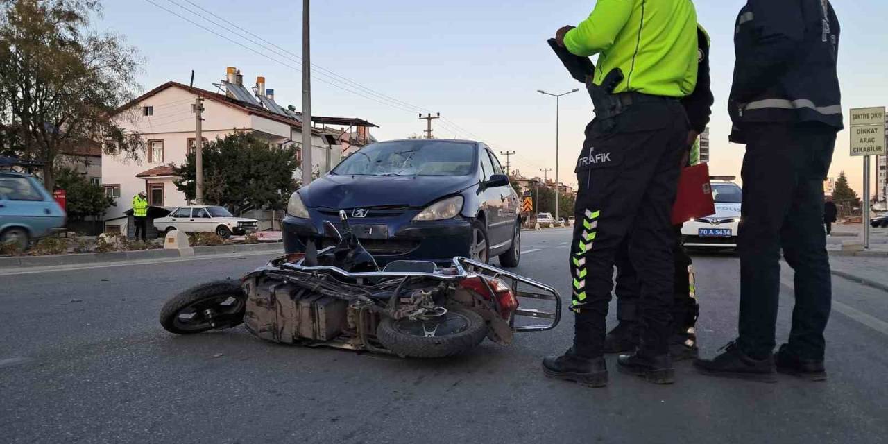 Otomobille Çarpışan Elektrikli Bisiklet Sürücüsü Gencin Ayağı Kırıldı