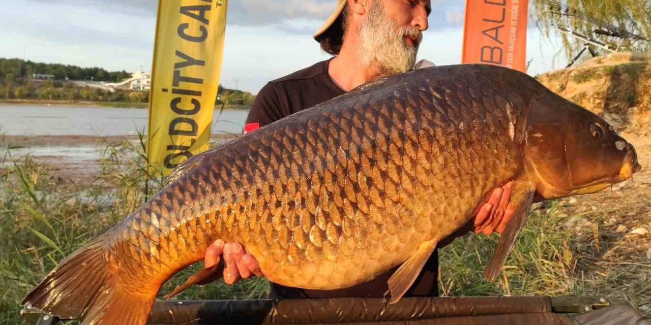 30 Yaşında, 27 Kiloluk Balık, Eskişehirli Balıkçıların Oltasına Takıldı