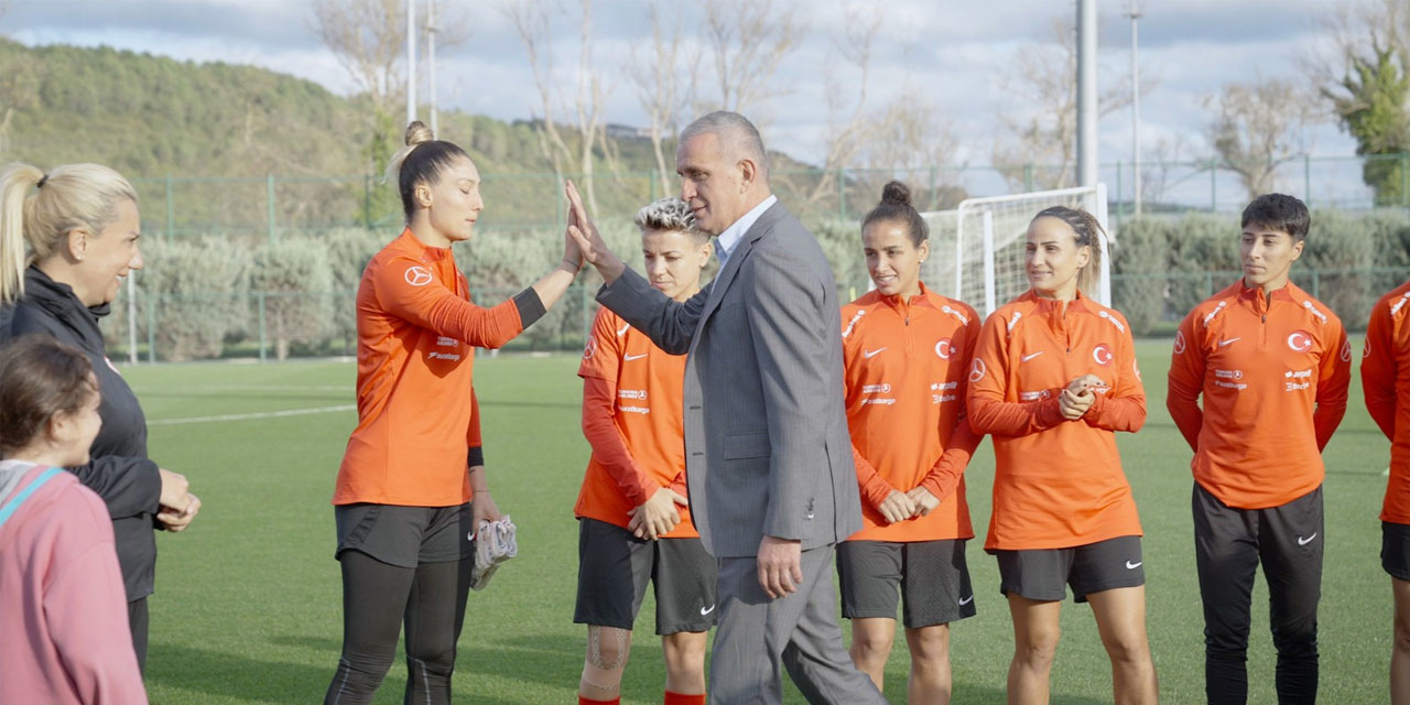 TFF Başkanı Hacıosmanoğlu, Kadın A Millî Takımımız ile Bir Araya Geldi