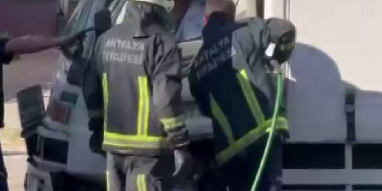 Kaza Yapan Sürücüyü İtfaiye Ekipleri Kurtardı