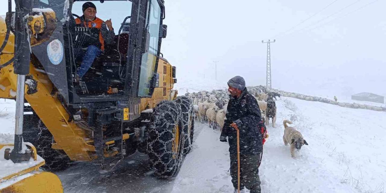 Yaylada Sürüsü İle Kara Yakalanan Çobanın İmdadına Büyükşehir Ekipleri Yetişti