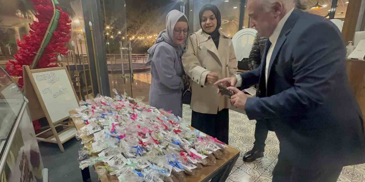 Nişanda Şeker Yerine Mama Dağıttılar