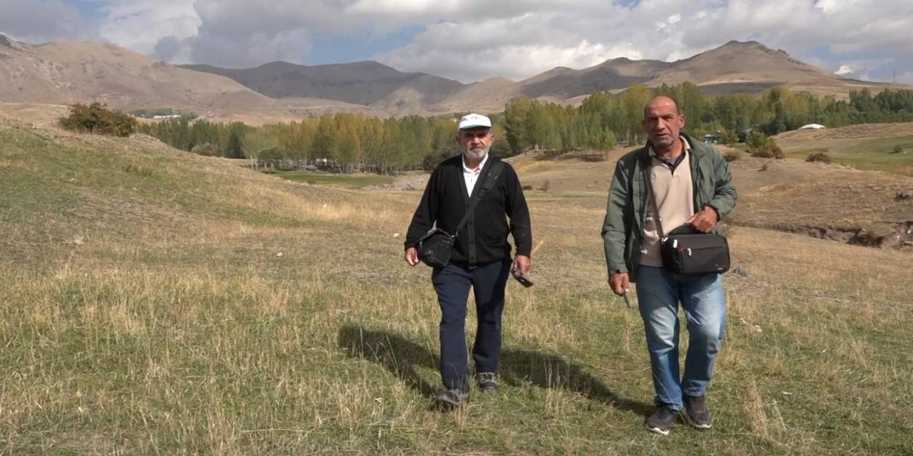 Erciş’te Şifa Kaynağı Dağ Sakızı Zor Şartlarda Toplanıyor