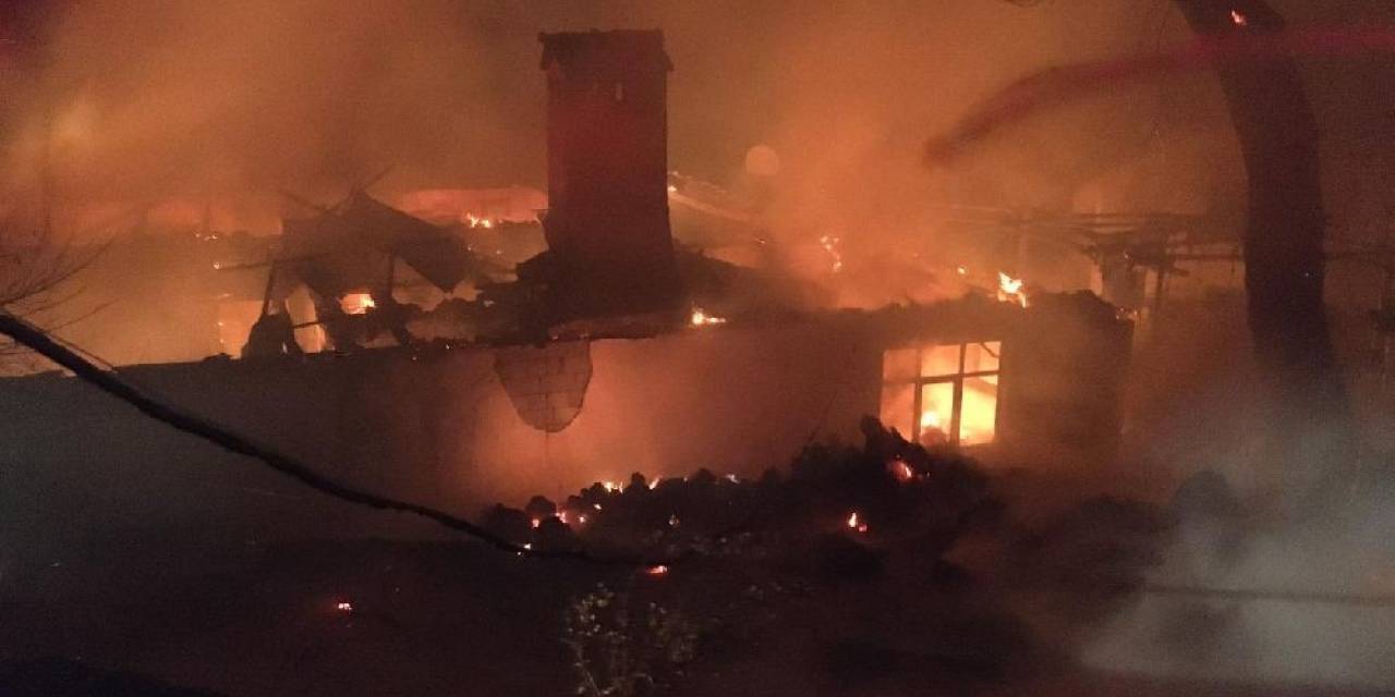 Burdur’da Sabaha Karşı Çıkan Yangında Ev Alevlere Teslim Oldu