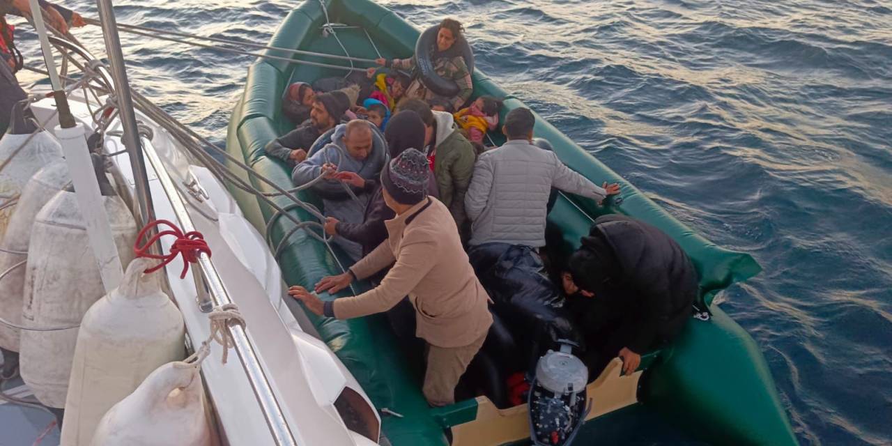 İzmir Açıklarında 40 Düzensiz Göçmen Yakalandı, 29’u Kurtarıldı