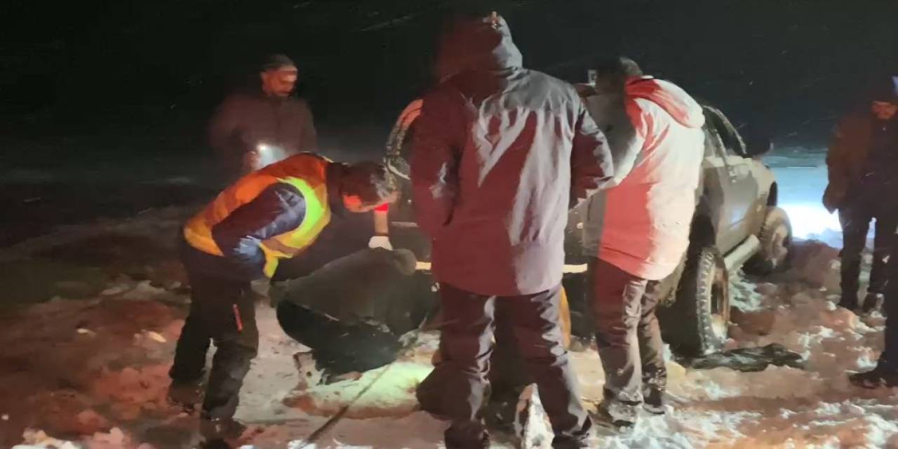 Artvin’de Kar Nedeniyle Araçlarıyla Mahsur Kalan 4 Kişi Kurtarıldı