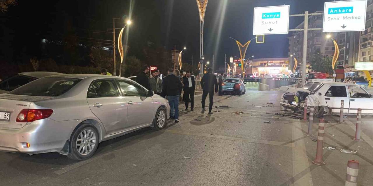 5 Otomobilin Karıştığı Kazada Ortalık Savaş Alanına Döndü: 2 Yaralı