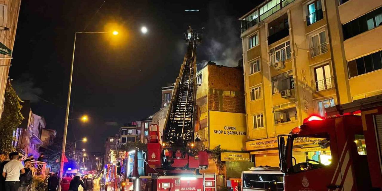 Eyüpsultan’da Korkutan Yangın: Apartmanın Çatısı Alev Alev Yandı