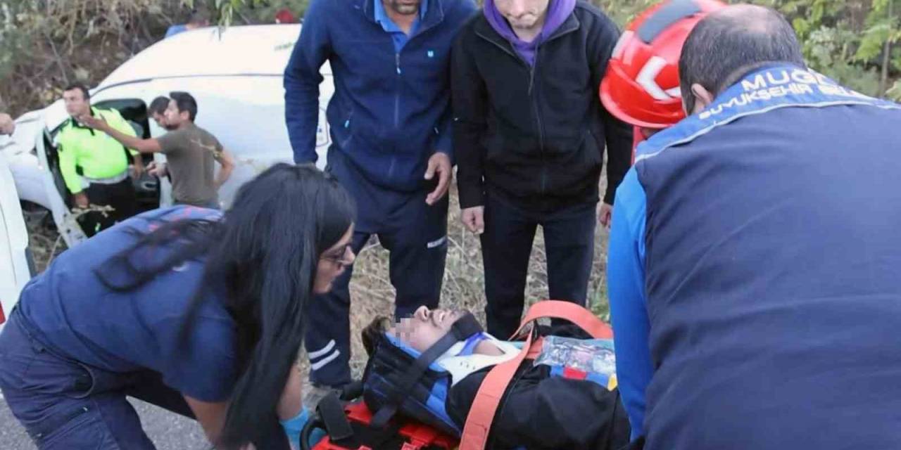 Kargo Aracı Yoldan Çıktı, Sürücü Yaralandı