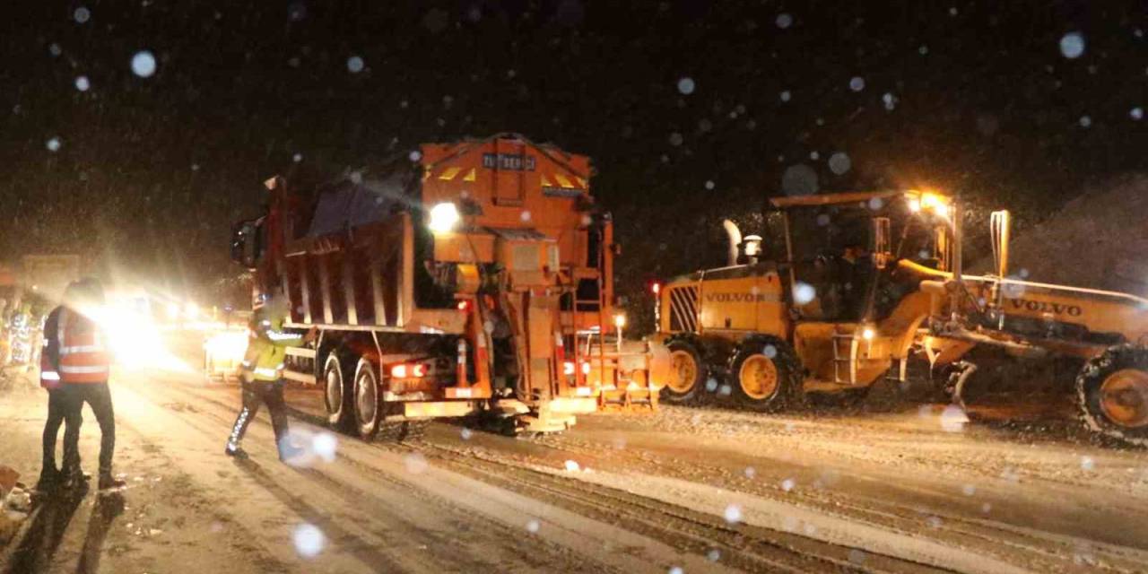 Kop Dağı Geçidinde Kar Ve Tipi Etkili Oldu