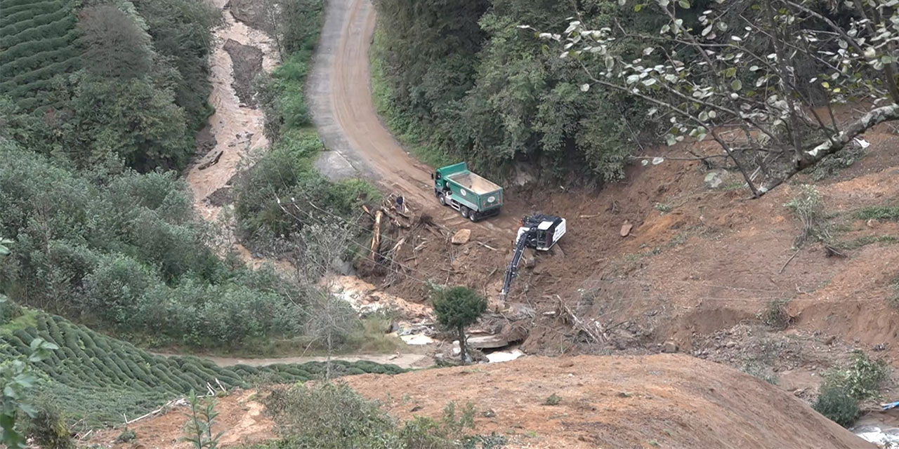 Rize'de heyelan sahasında yamaçtan dereye inen toprak için temizleme çalışması başlatıldı