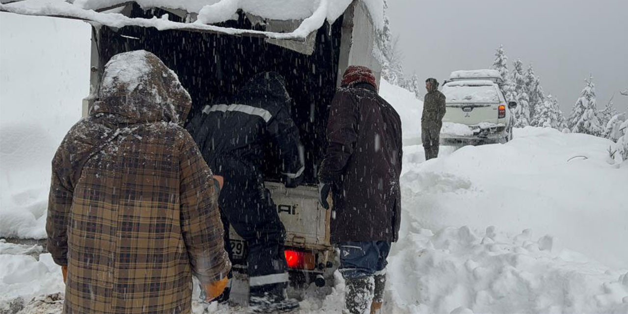 Rize'de kar nedeniyle yaylalarda mahsur kalan yaylacılar hayvanları ile birlikte kurtarıldı