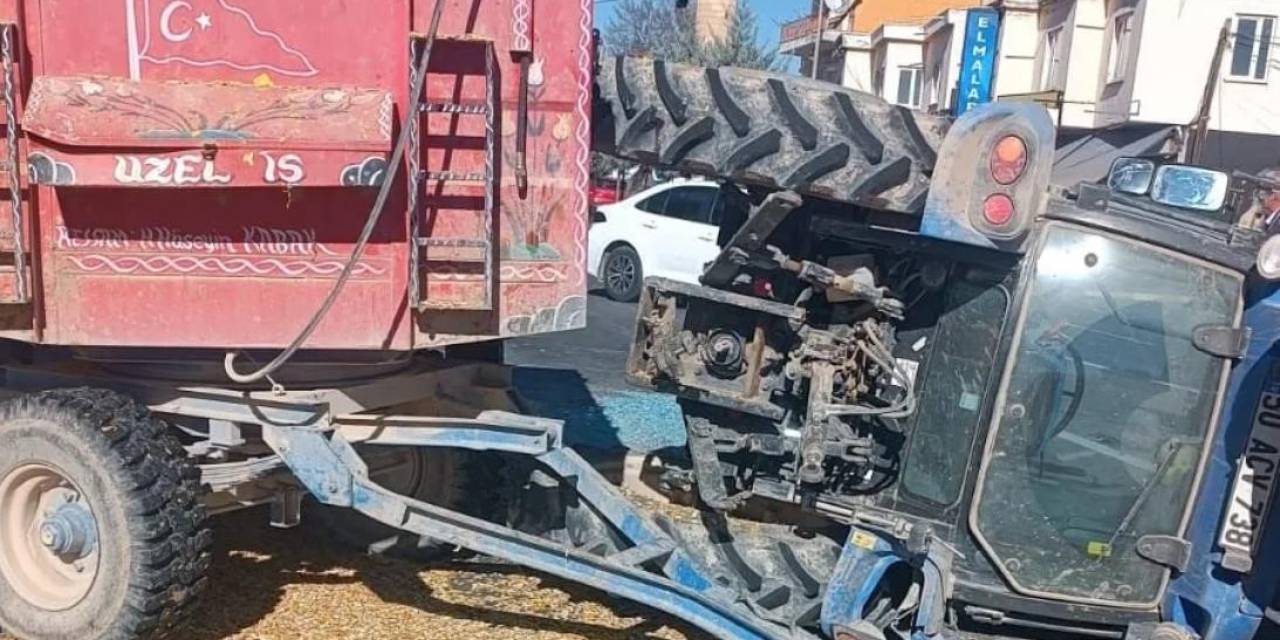 Önündeki Minibüse Çarpmamak İçin Manevra Yapan Traktör, İki Minibüse Çarparak Devrildi