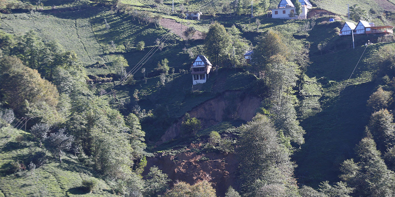 Rize’de heyelan nedeniyle 3 ev boşaltıldı