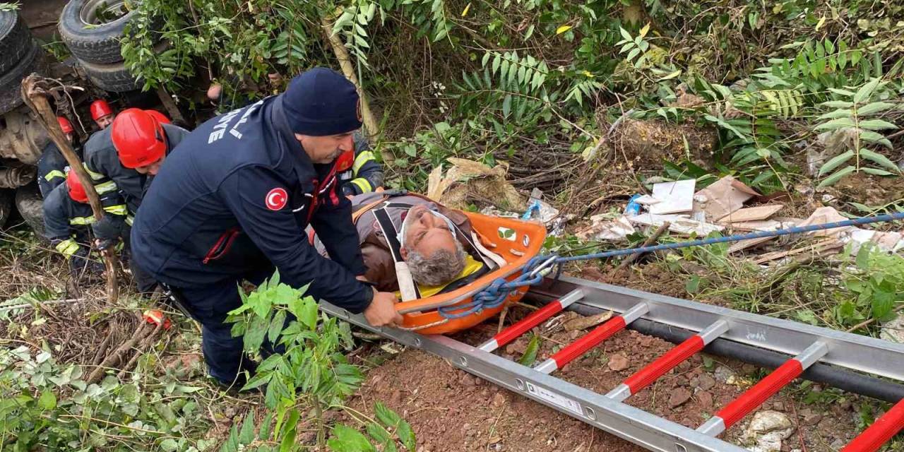 Kamyon Ağaçlık Alana Uçtu: Sıkışan Sürücü Ağır Yaralandı