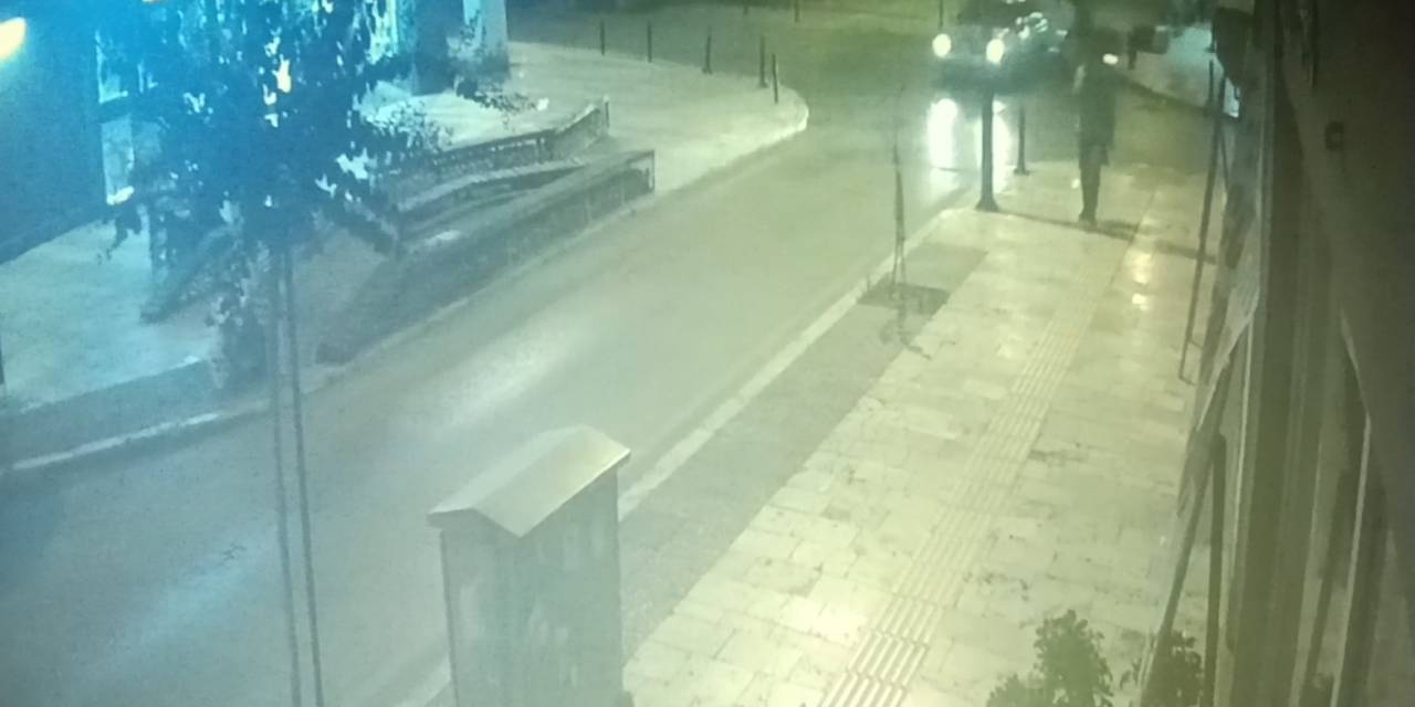 Otomobil İle Çarpışan Motosikletin Sürücüsü Kask Sayesinde Hafif Yaralandı