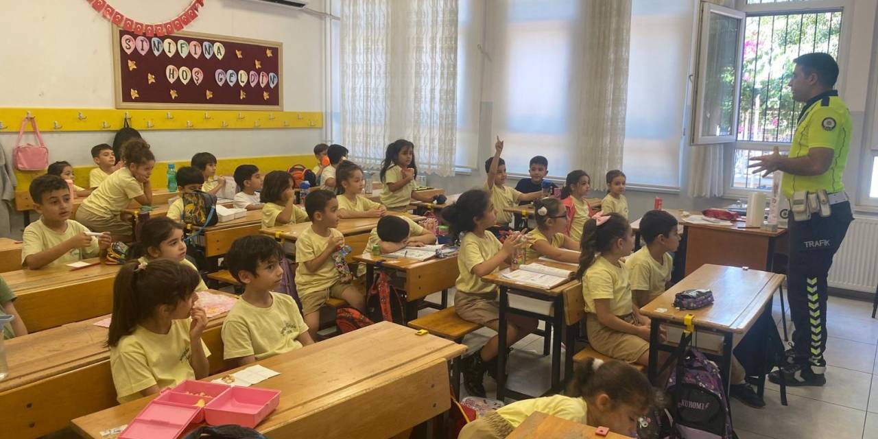 Mersin Polisinden Öğrencilere Güvenli Trafik Eğitimi
