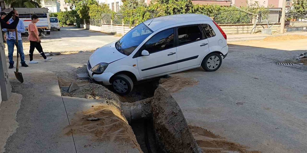Otomobil Kazılan Çukura Düştü