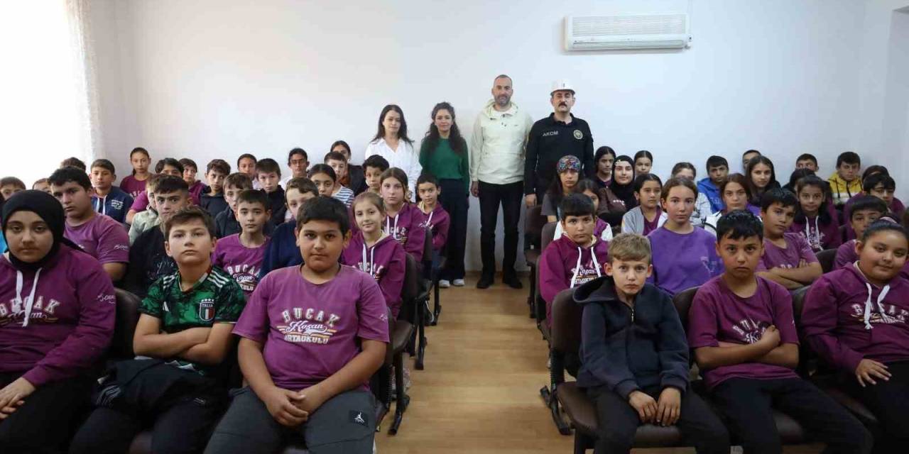 Akom, Okullarda Afetlere Karşı Öğrencileri Bilgilendiriyor