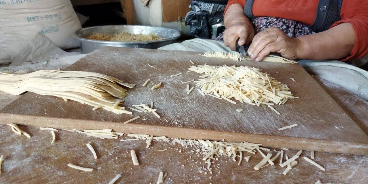 Kadınlar Kışlık Erişte Kesimine Başladı