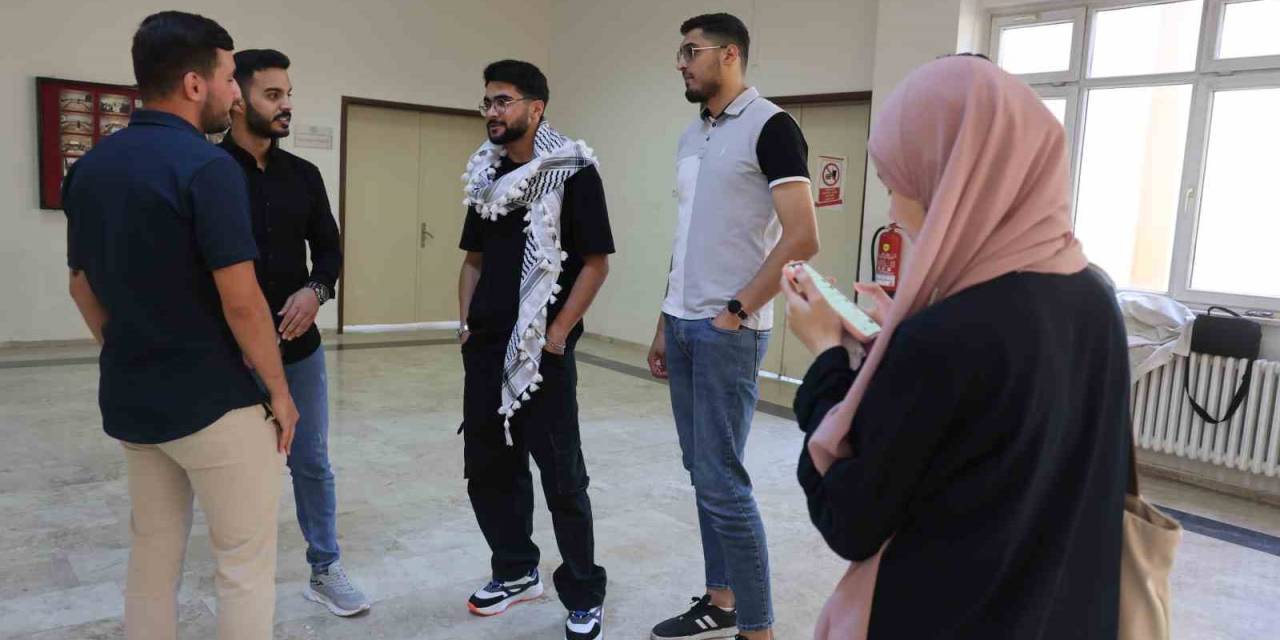 Filistinli Öğrencilerin En Büyük Destekçileri Savaştaki Aileleri