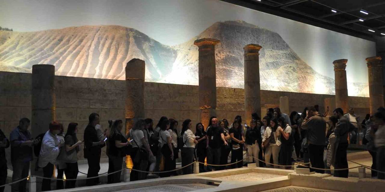 Zeugma Mozaik Müzesi Ziyaretçi Akınına Uğruyor