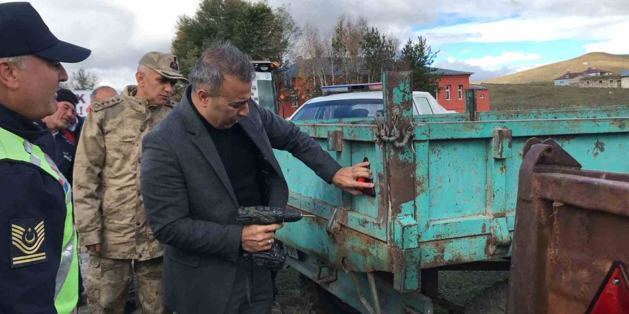 Vali Çiçek Traktöre Reflektör Taktı