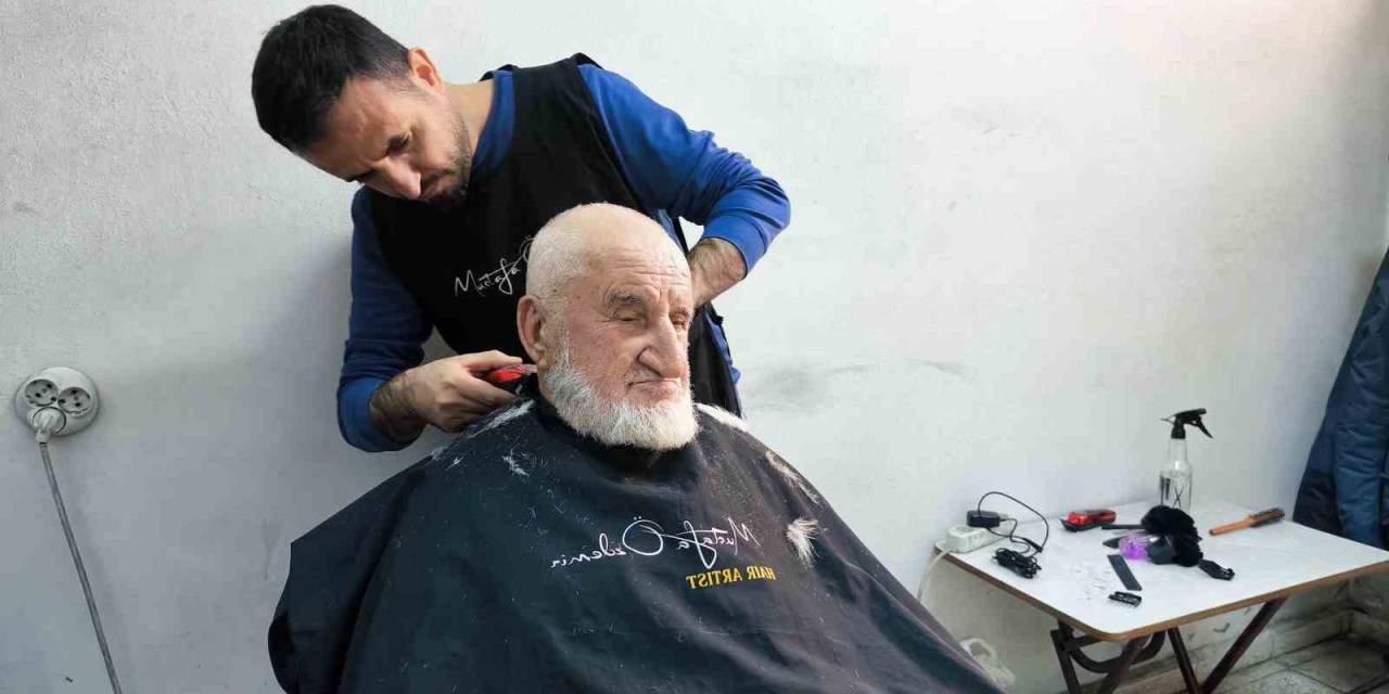 Artvinli Genç Kuaför Yaşlılara Vefa Borcunu Mesleğiyle Ödüyor