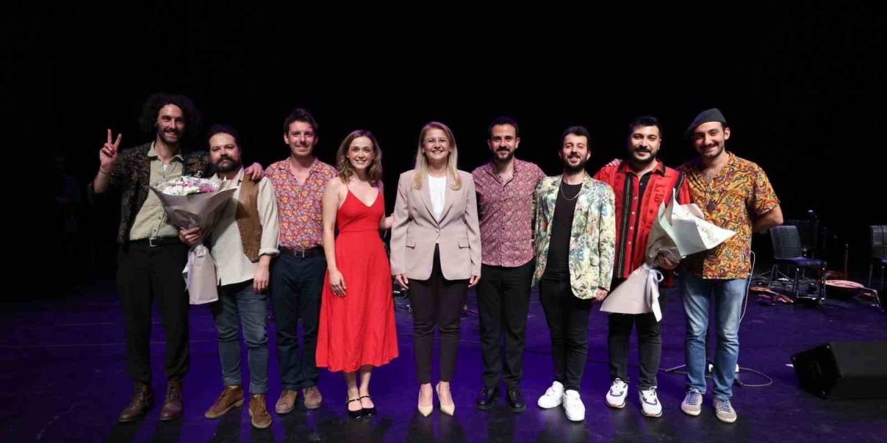 Bakırköy’ün Dört Bir Yanında ’cumhuriyet Bizim’ Şenlikleri Düzenlendi