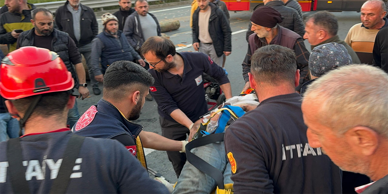 Rize’de Tomruk Yüklü Kamyon İle Kamyonet Çarpıştı: 3 Yaralı