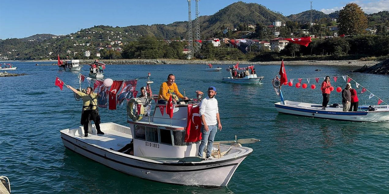 Rize'de Cumhuriyet için denizi kayıklarla doldurdular