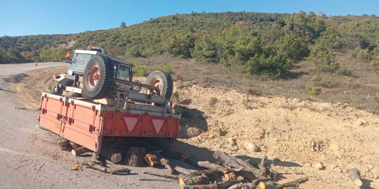 Bilecik’te Seyir Halindeki Traktör Römorku Devrilirken, Sürücüsü Yaralandı