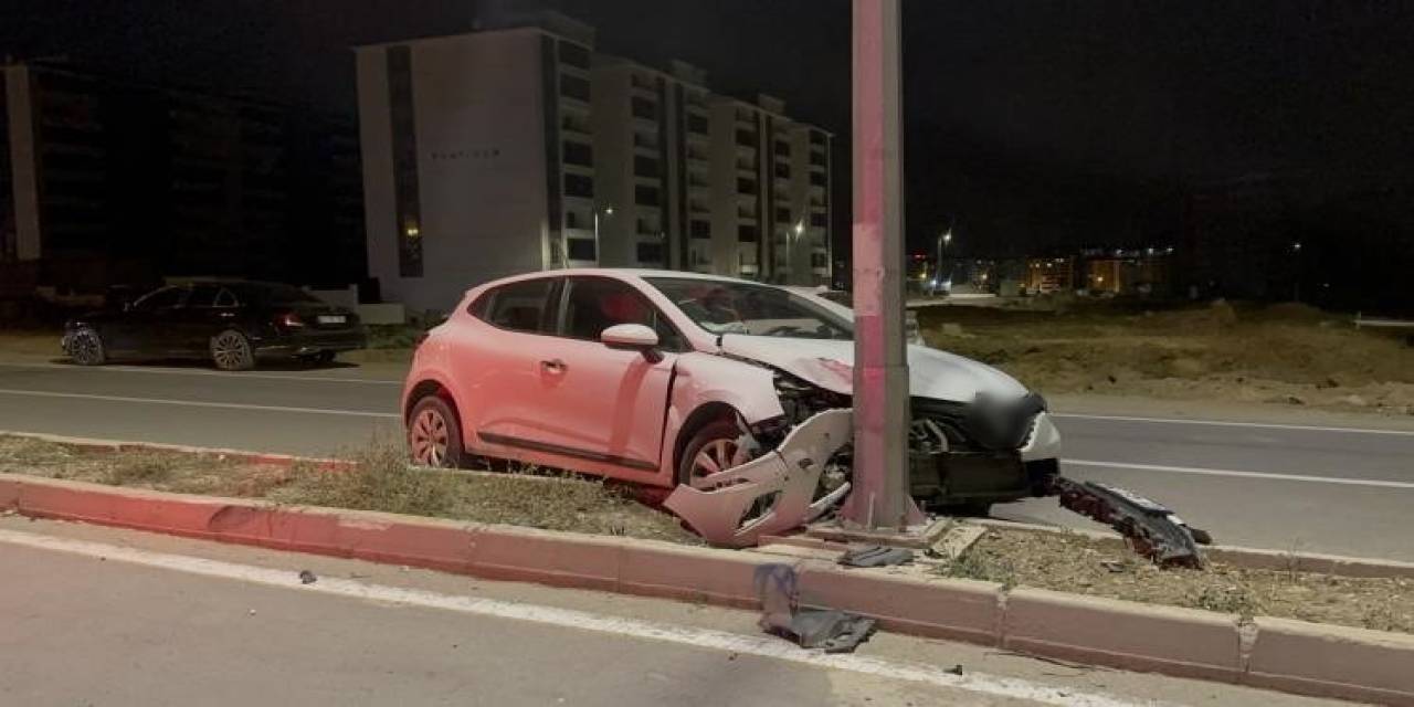 Elazığ’da Otomobil Aydınlatma Direğine Çarptı: 1 Yaralı