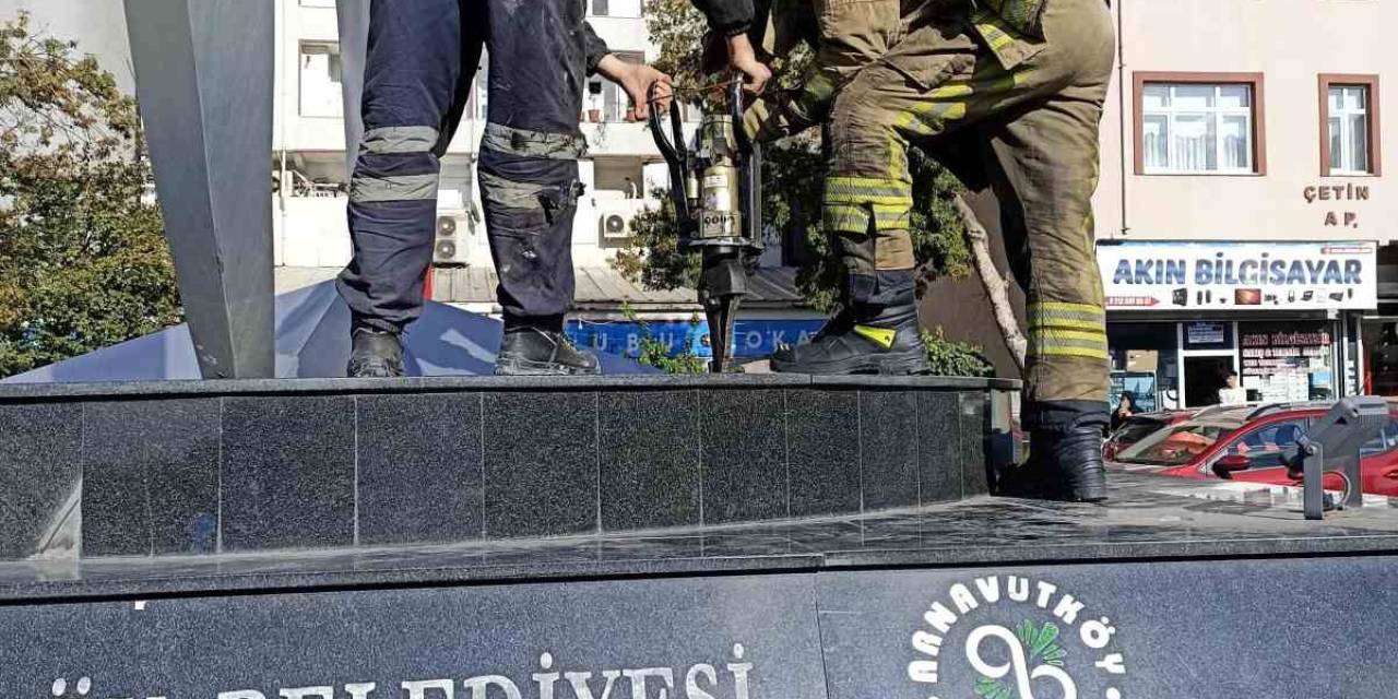 Arnavutköy’de Bir Çocuk Düşürdüğü Parasını Almak İçin Girdiği Anıtta Mahsur Kaldı